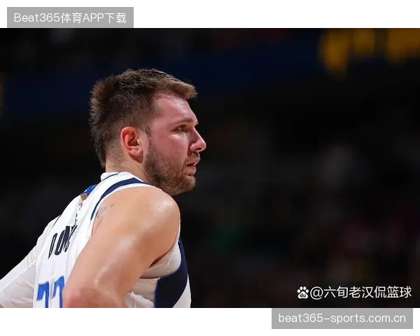 东契奇突破转身后仰命中，独行侠持续发力